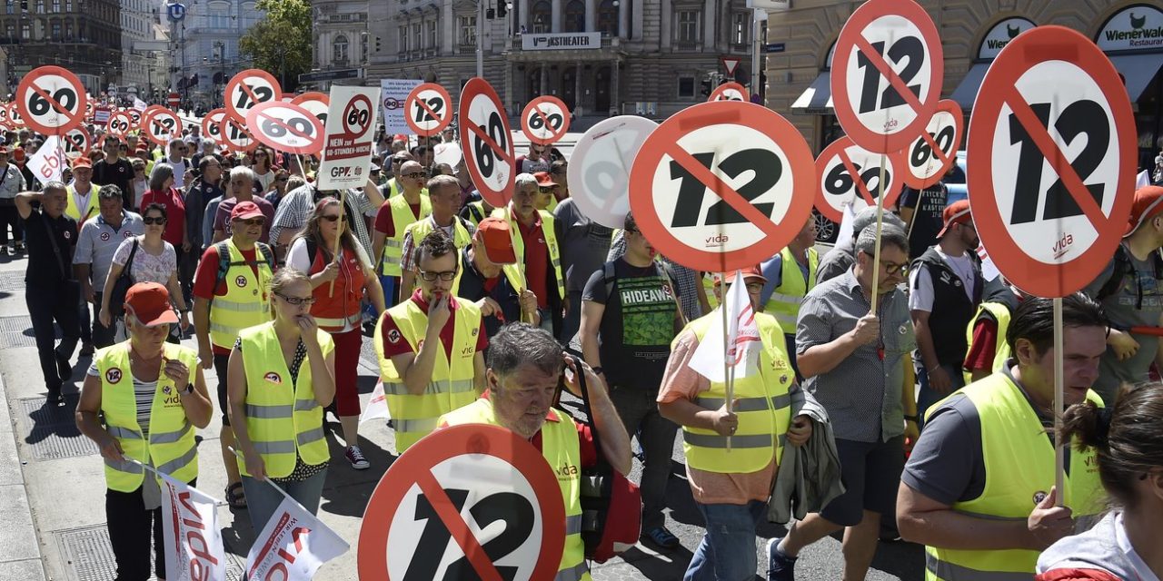 Százezer ember tüntetett Bécsben a tizenkét órás munkanap miatt