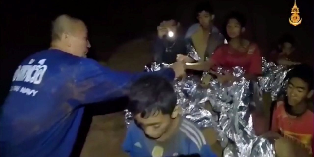 Megkezdték a thaiföldi barlangban rekedt ifjúsági focicsapat mentését