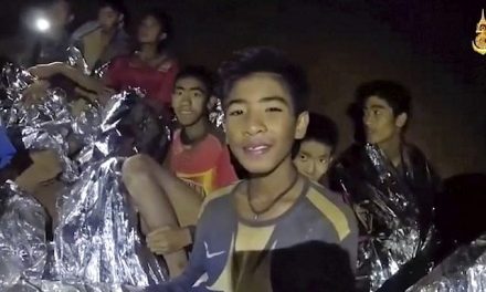Még egy embert kimentettek a thaiföldi barlangból