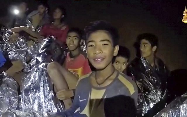 Egyre jobban szorítja az idő a thai gyerekek mentőit