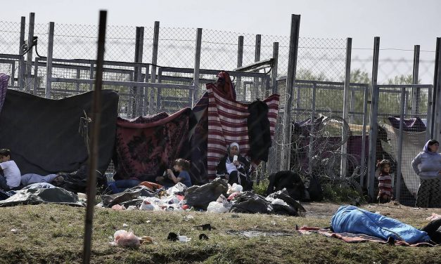 Nagyon lassan halad a migránsok átkelése a magyar tranzitzónába