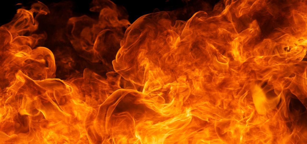 Dráma Titel közelében: A tűz teljesen felemésztette a Mercedest (Videó)