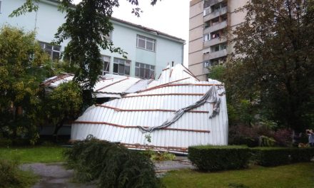 SZABADKA: A szélvihar óta tető nélkül a tömbház