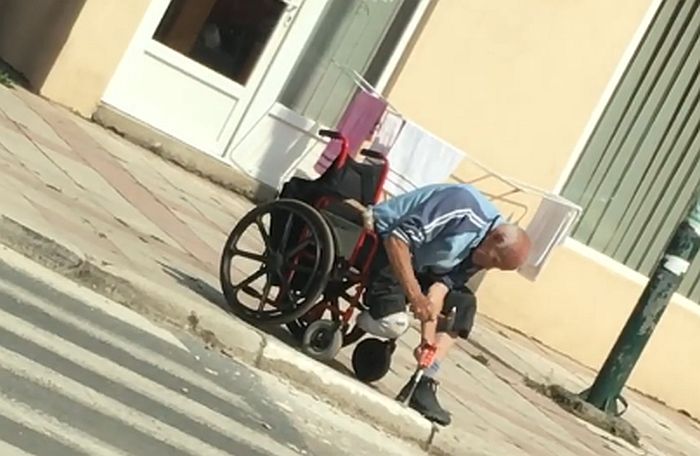 Kalapáccsal akadálymentesítette a gyalogos átkelőt egy tolószékes férfi Boszniában (Videóval)