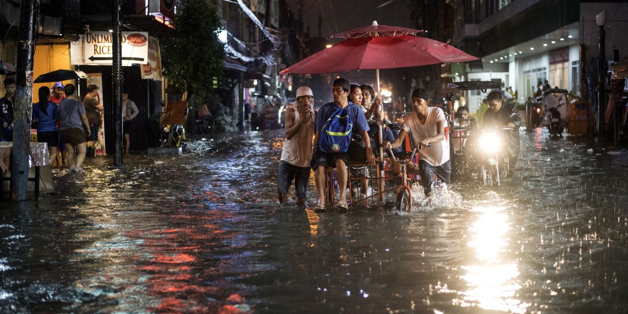 Százezrek váltak földönfutóvá a Fülöp-szigeteken az áradások miatt