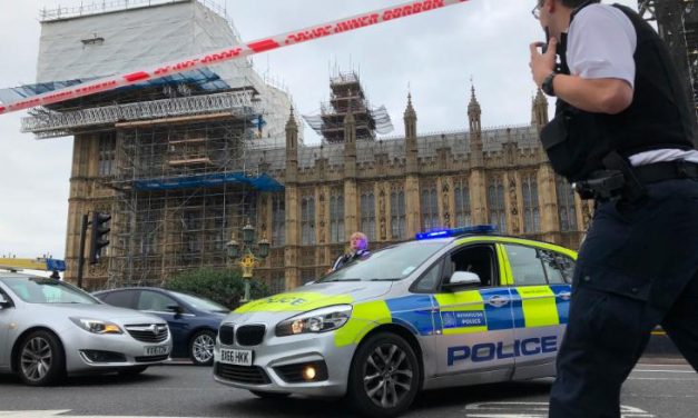 A biztonsági kordonba hajtott egy férfi a londoni parlamentnél, többen megsérültek