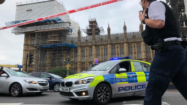 A biztonsági kordonba hajtott egy férfi a londoni parlamentnél, többen megsérültek