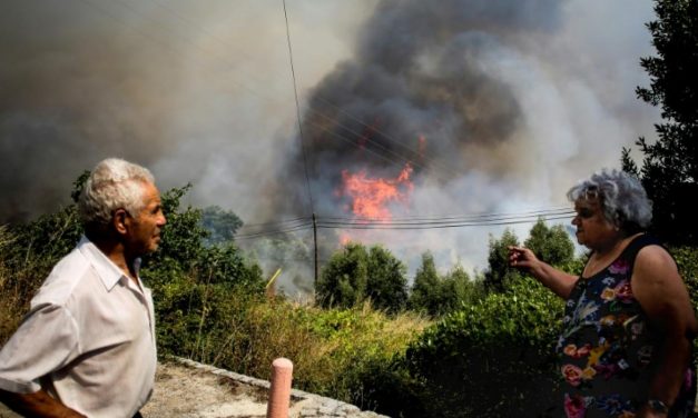 Tűz Portugáliában: Ezerháromszáz tűzoltó harcol a lángokkal