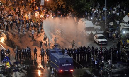Súlyos incidensekkel ért véget a pénteki bukaresti kormányellenes tüntetés (Videóval)