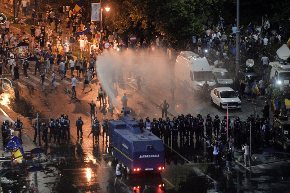 Súlyos incidensekkel ért véget a pénteki bukaresti kormányellenes tüntetés (Videóval)