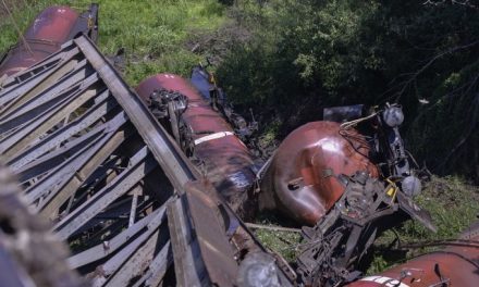 Szakadékba zuhant Dél-Romániában egy olajat szállító tehervonat öt vagonja (Fotók)