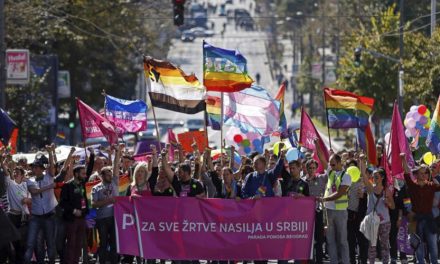 A tiltás ellenére is sétálnak szombaton az LMBTQ közösség tagjai Belgrádban