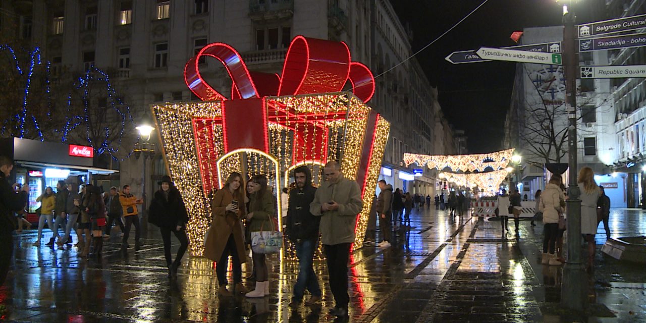 Belgrád: megkezdték az ünnepi fények felszerelését