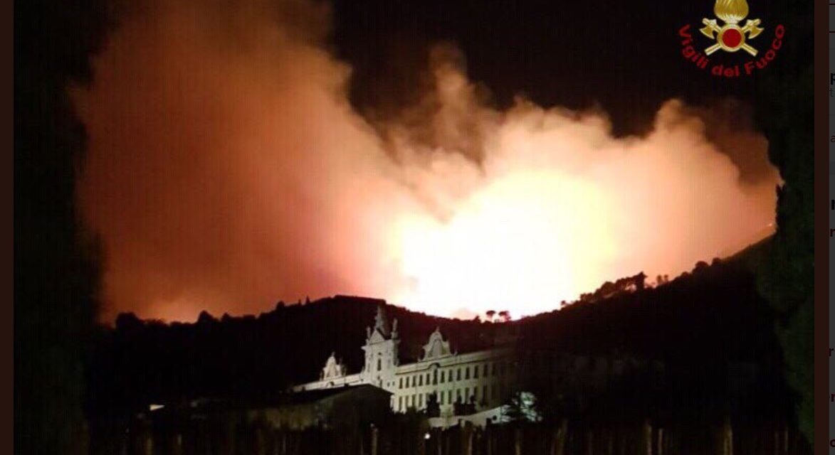Tűz Olaszországban, nehezen halad az oltás
