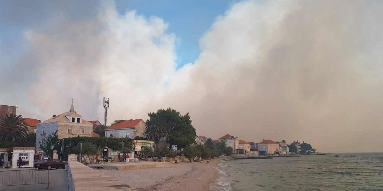 Horvátország: Ég a Pelješac félsziget, házak lángolnak – Videóval