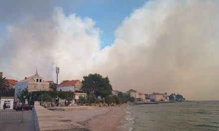 Horvátország: Ég a Pelješac félsziget, házak lángolnak – Videóval