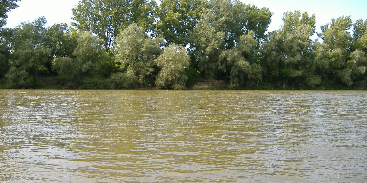 Emelkedik a Tisza vízszintje, lezárták a rakpartot Szegeden