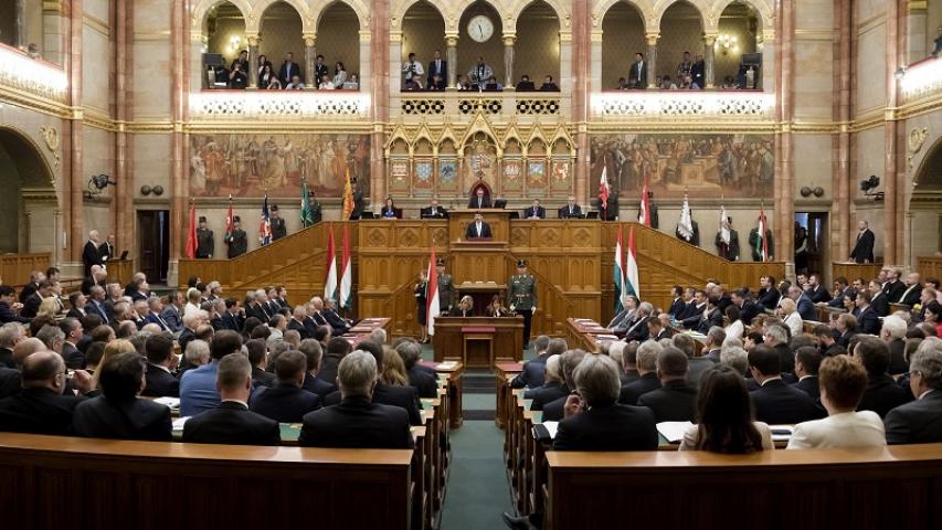 Elfogadták a Sargentini-jelentést visszautasító határozatot