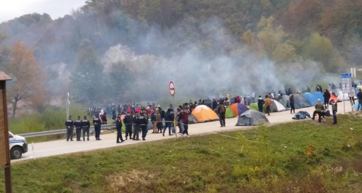 Menekültek csaptak össze rendőrökkel a boszniai-horvát határon (Videó)