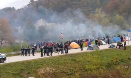 Menekültek csaptak össze rendőrökkel a boszniai-horvát határon (Videó)