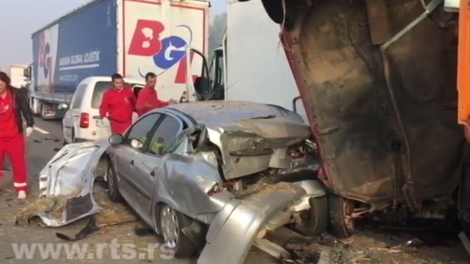 Hat halott, több mint húsz sérült a szerbiai autópályán történt balesetekben