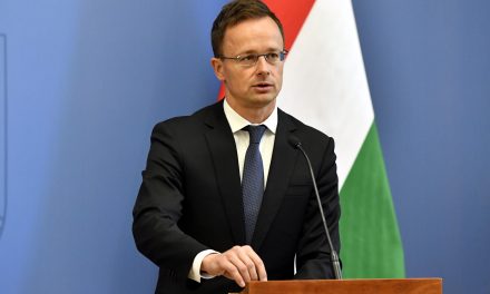Szijjártó: Magyarország a globális migrációs csomag egyetlen pontját sem fogja betartani