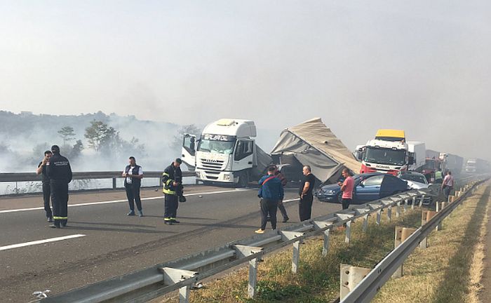 Tömegbaleset az autópályán Kragujevacnál a sűrű füst miatt