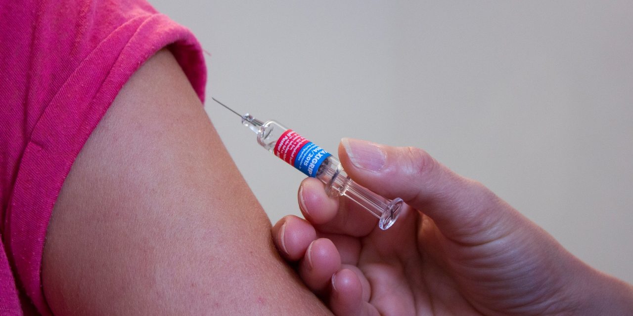 Megérkezett az influenza elleni védőoltás, hétfőtől vehető fel a vakcina