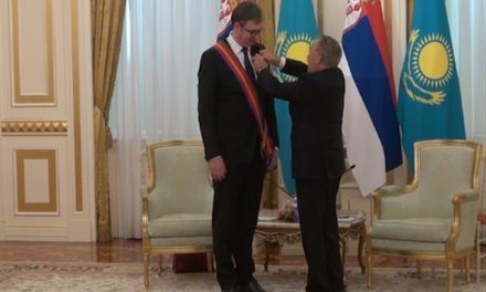 Kölcsönösen kitüntette egymást a szerb és a kazah elnök