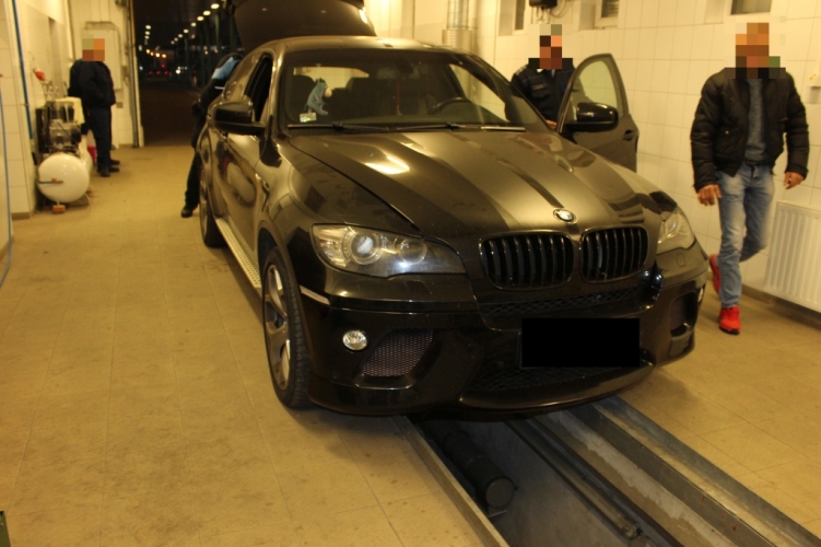 Meghamisította az X6-os BMW alvázszámát, lebukott Röszkénél