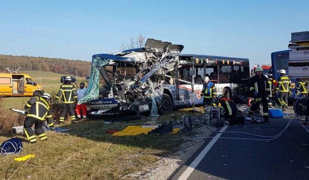 Frontálisan ütközött két busz Bajorországban, sok a sérült