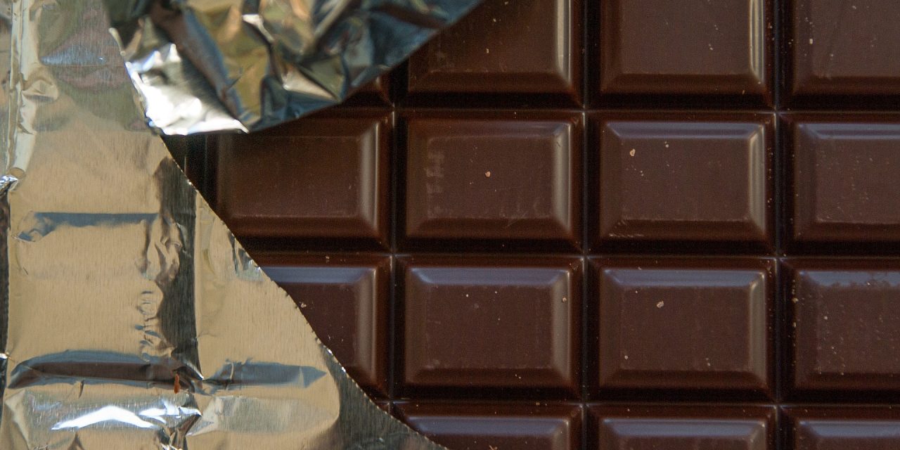 Kiverte kolléganője fogát egy tábla csokoládéval