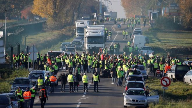 Francia civilek tüntetnek az üzemanyag adójának emelése miatt