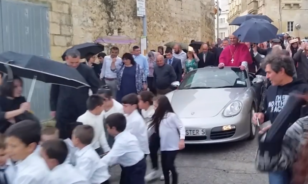 50 gyerek húzott egy Porschet, így mutatkozott be híveinek egy új máltai pap