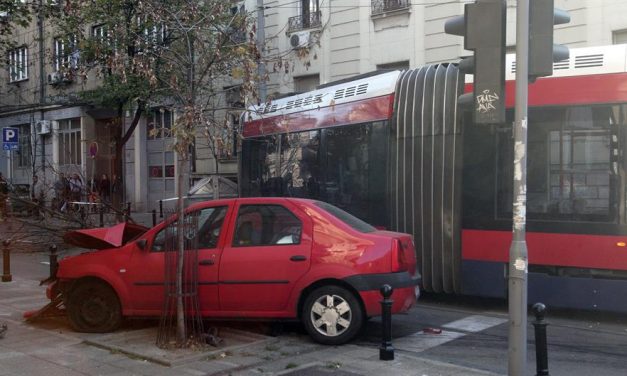 Belgrád: Kisiklott egy villamos, meghalt egy gyalogos (Videóval)