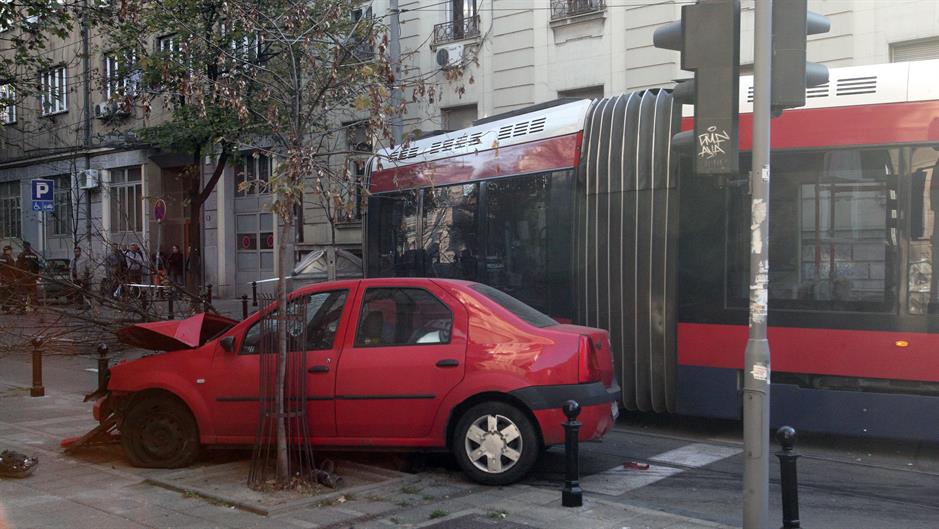 Belgrád: Kisiklott egy villamos, meghalt egy gyalogos (Videóval)