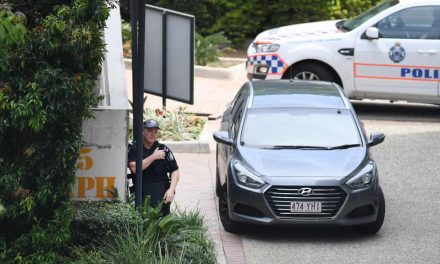 Két fegyveres rendőrökre lövöldözött Brisbane központjában