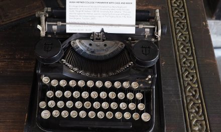 Több mint 160 ezer dollárért kelt el Hugh Hefner írógépe