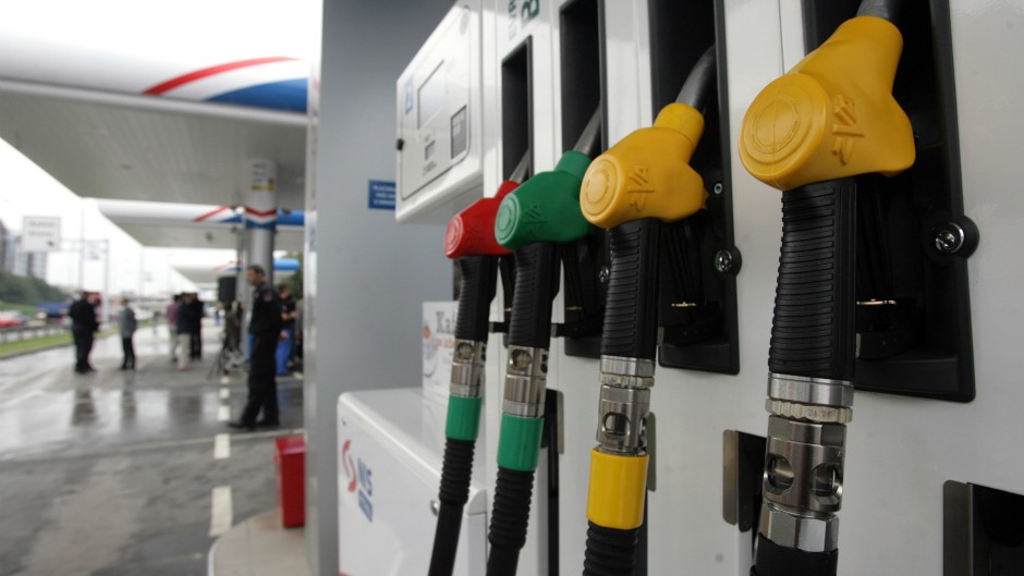 Míg a kőolaj világpiaci ára negyedével, addig Szerbiában az üzemanyagé csak két dinárral csökkent