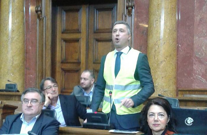 Sárga mellényben a szerb parlamentben