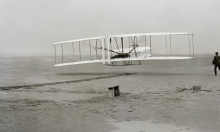 <span class="entry-title-primary">A Wright fivérek első repülése – fényképen</span> <span class="entry-subtitle">Amatőr kattintásból világhírű fotó sikeredett</span>