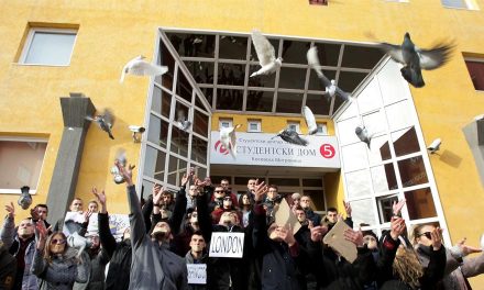 Postagalambokkal üzentek a Nyugatnak a Kosovska Mitrovica-i egyetemisták
