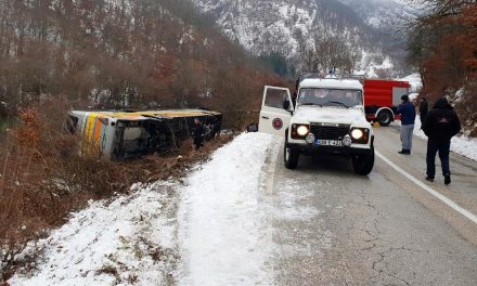Felfordult egy belgrádi autóbusz, két ember meghalt