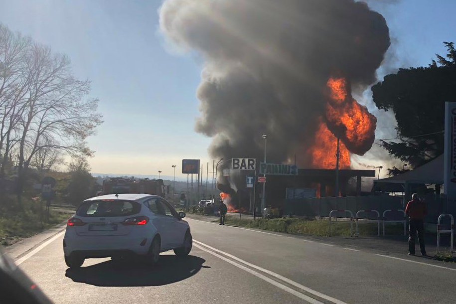 Felrobbant egy benzinkút Rómában, halálos áldozatok is vannak