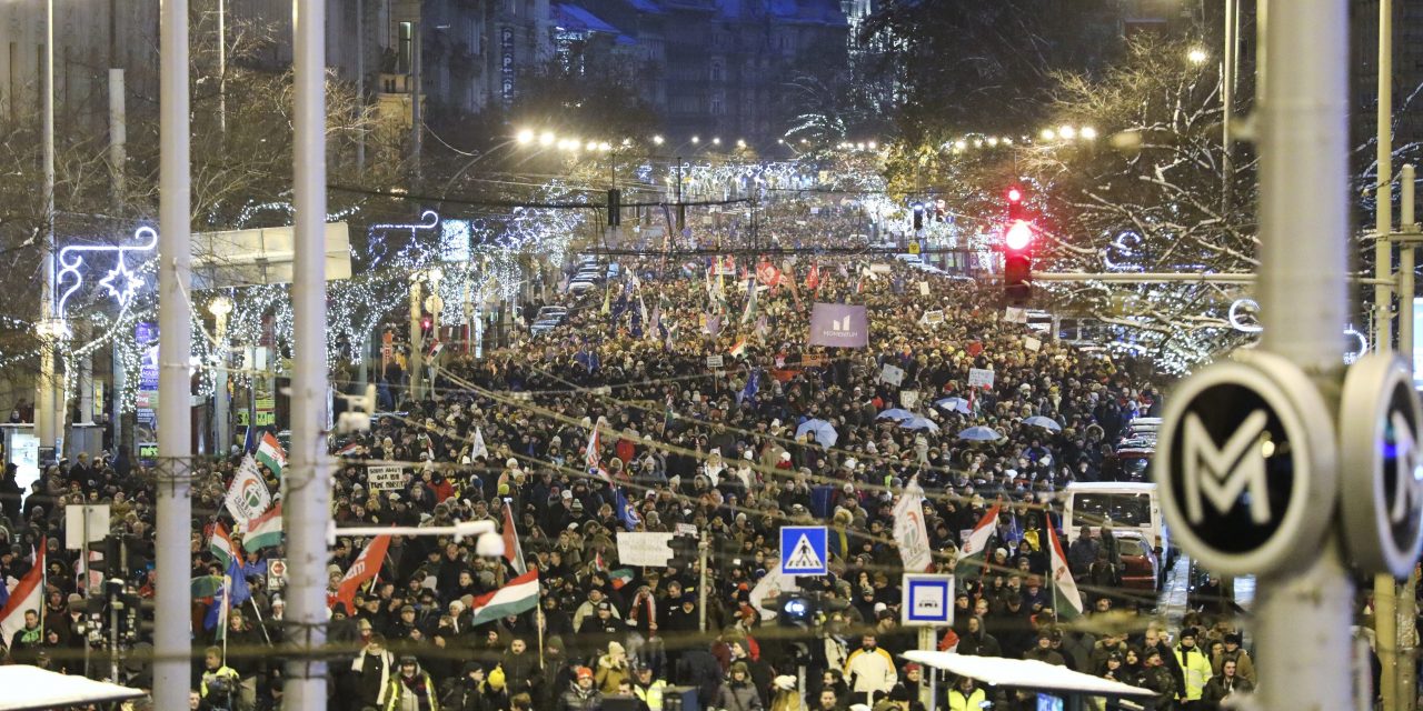 Boldog karácsonyt, miniszterelnök úr! – Újabb kormányellenes tüntetés Budapesten (Élő videó)