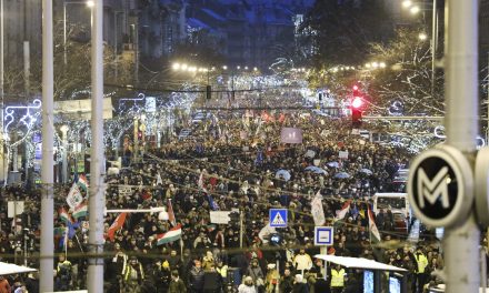 Boldog karácsonyt, miniszterelnök úr! – Újabb kormányellenes tüntetés Budapesten (Élő videó)