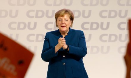 Kilenc perces tapsot kapott Merkel búcsúbeszéde