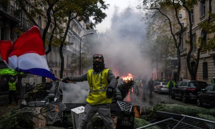 Macron válságértekezletet hívott össze vasárnapra a párizsi zavargások miatt