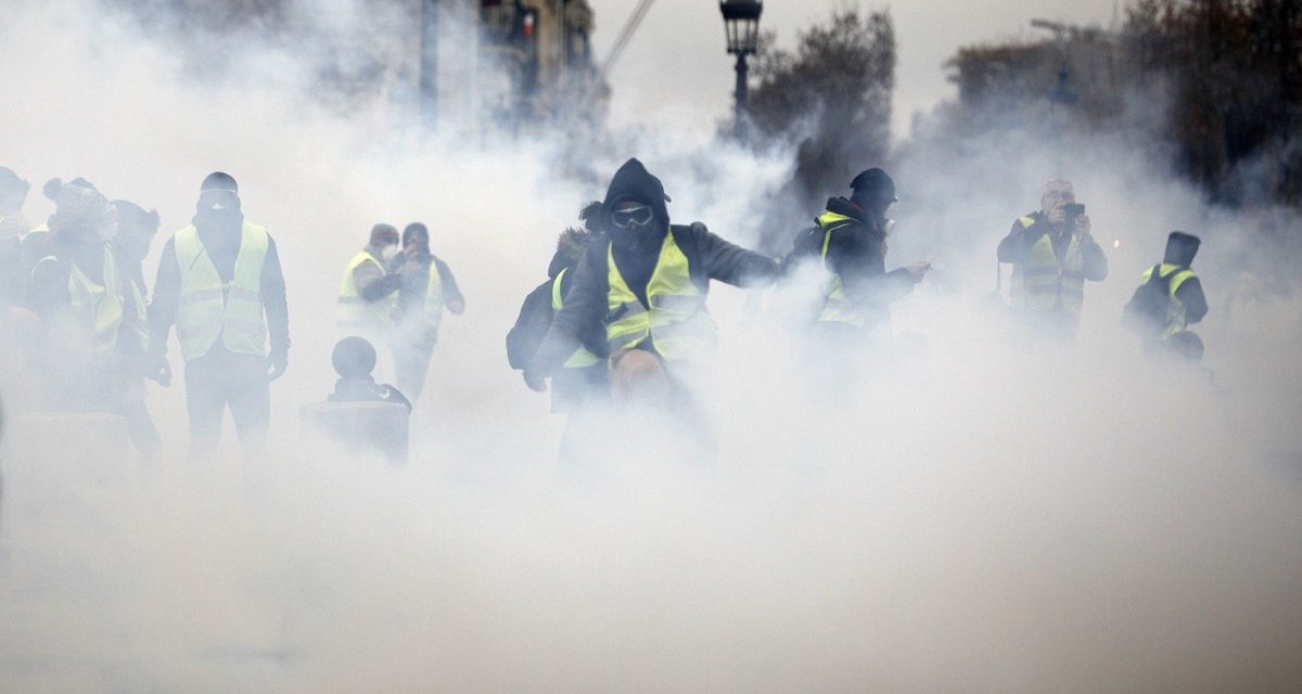 A francia rendőrség könnygázt vetett be a sárgamellényesek ellen Párizs központjában