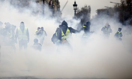 A francia rendőrség könnygázt vetett be a sárgamellényesek ellen Párizs központjában